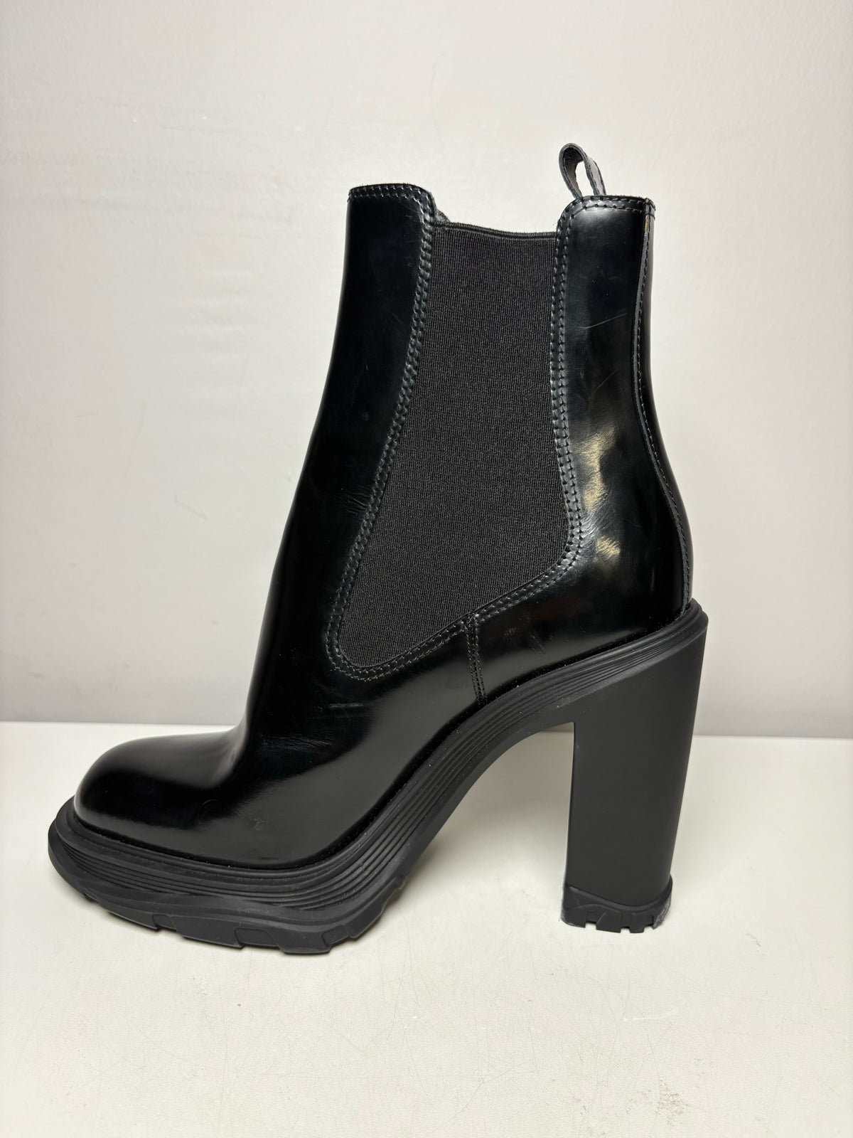Women's Size 38 Alexander McQueen Tread Heeled Chelsea Black Calfskin Leather NWOT Pre-Owned Boots