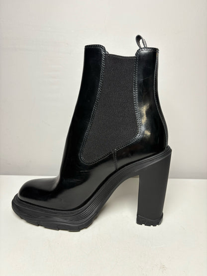 Women's Size 38 Alexander McQueen Tread Heeled Chelsea Black Calfskin Leather NWOT Pre-Owned Boots