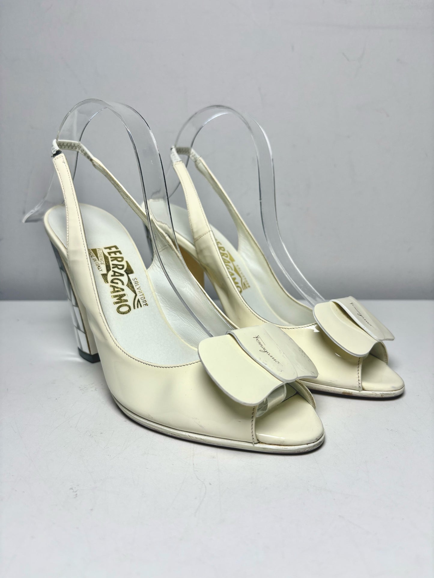 Women Shoe Size 7.5 B Salvatore Ferragamo Off-White Patent Leather Pre-Owned Slingback Heels