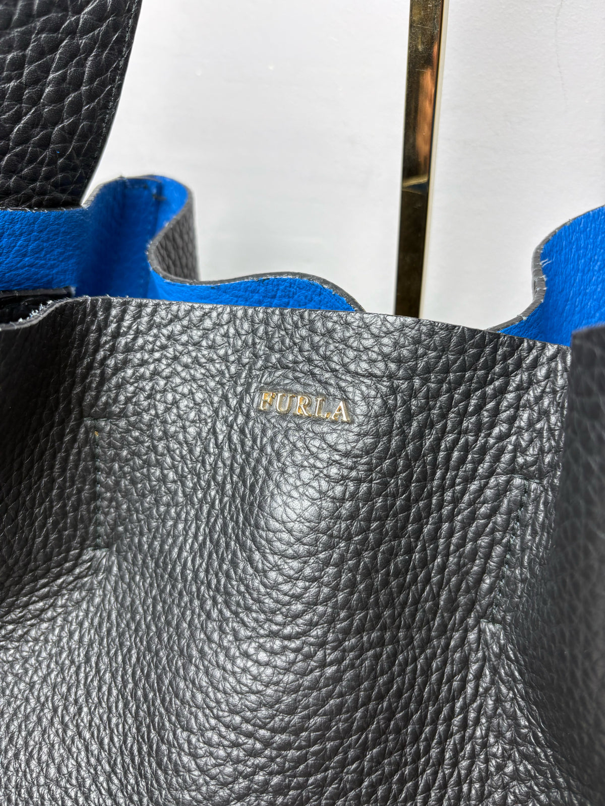 Women's Furla Capriccio Medium Black Pebbled Leather Pre-Owned Shoulder Crossbody Bag