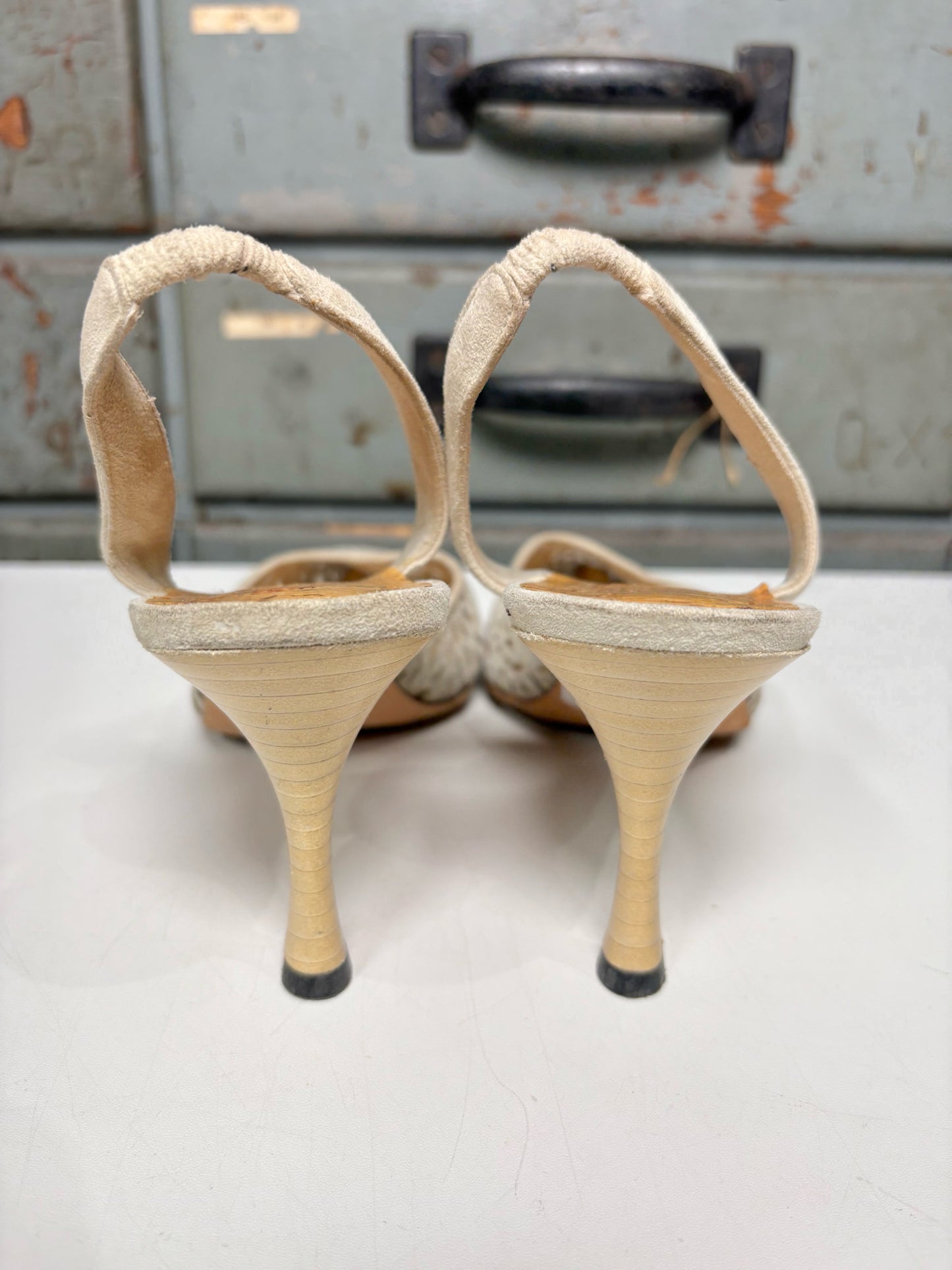 W Shoe Size 40 (10, US) Manolo Blahnik Cream Suede Vintage Slingbacks