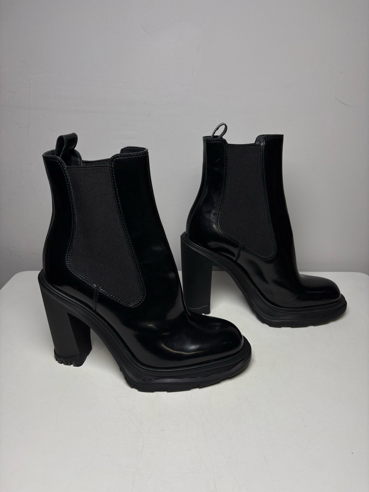 Women's Size 38 Alexander McQueen Tread Heeled Chelsea Black Calfskin Leather NWOT Pre-Owned Boots