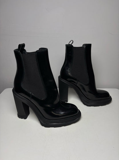Women's Size 38 Alexander McQueen Tread Heeled Chelsea Black Calfskin Leather NWOT Pre-Owned Boots