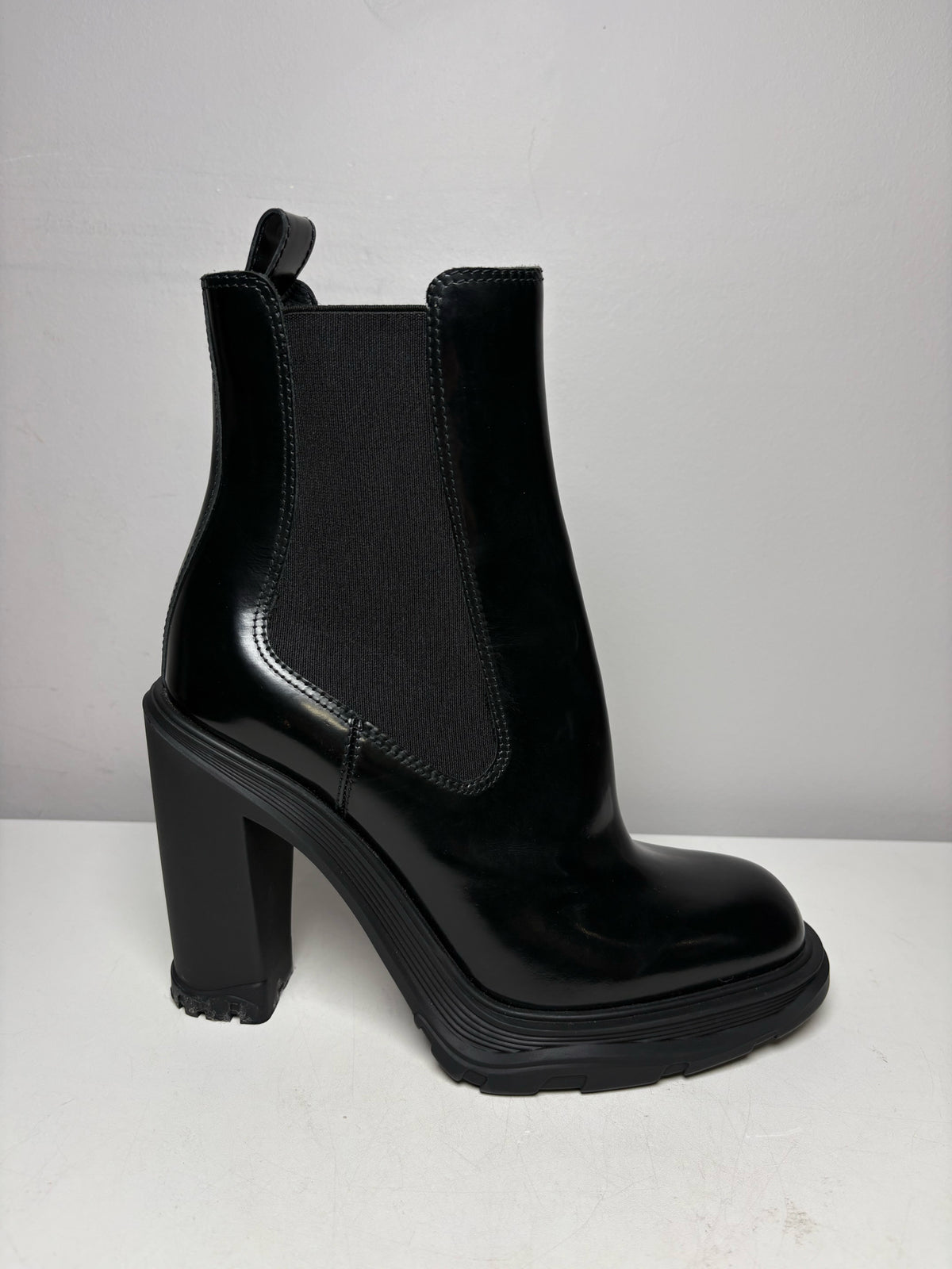 Women's Size 38 Alexander McQueen Tread Heeled Chelsea Black Calfskin Leather NWOT Pre-Owned Boots