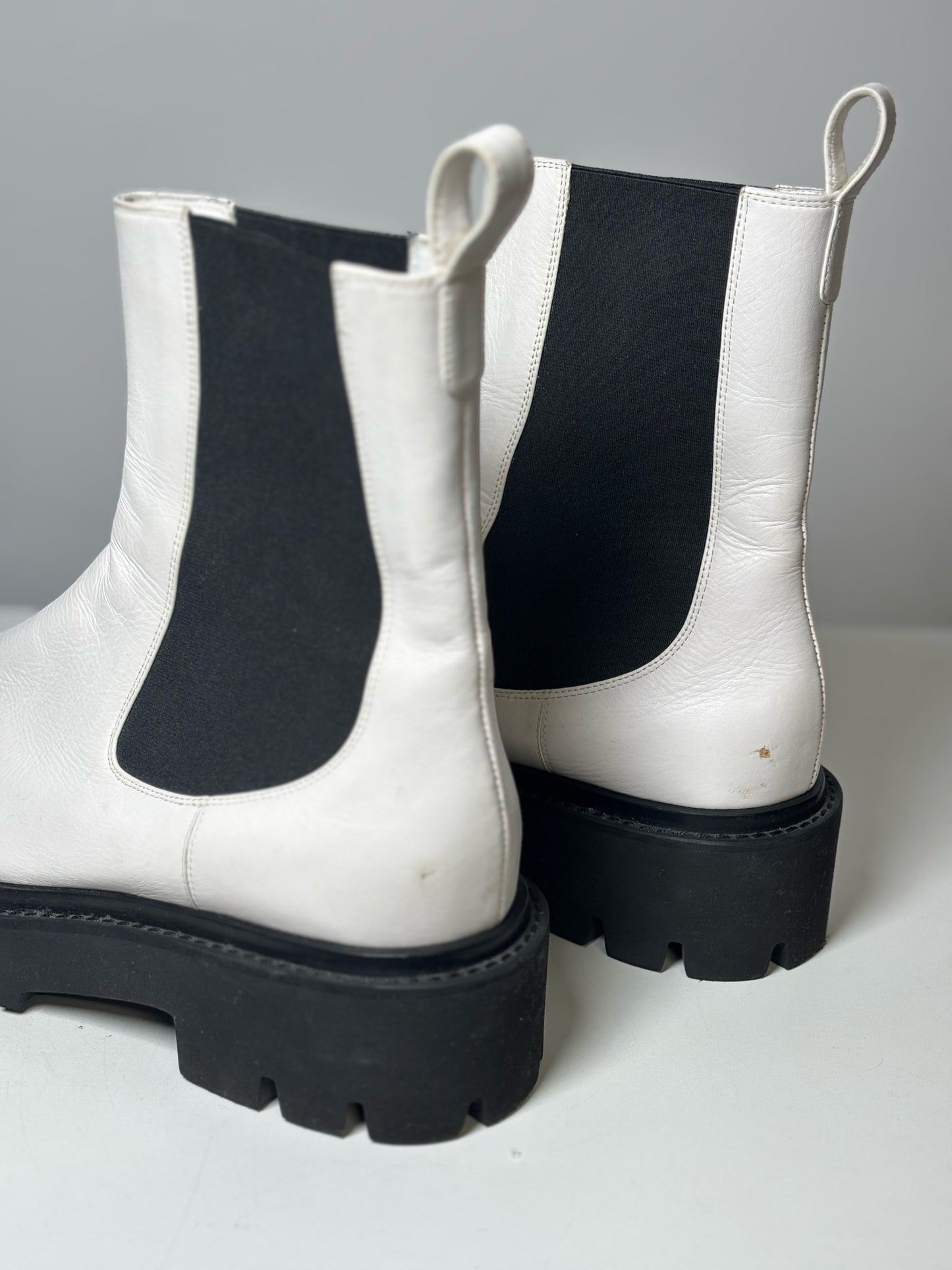 W Shoe Size 40 (10, US) Chanel White & Black Leather Calf Skin Boots