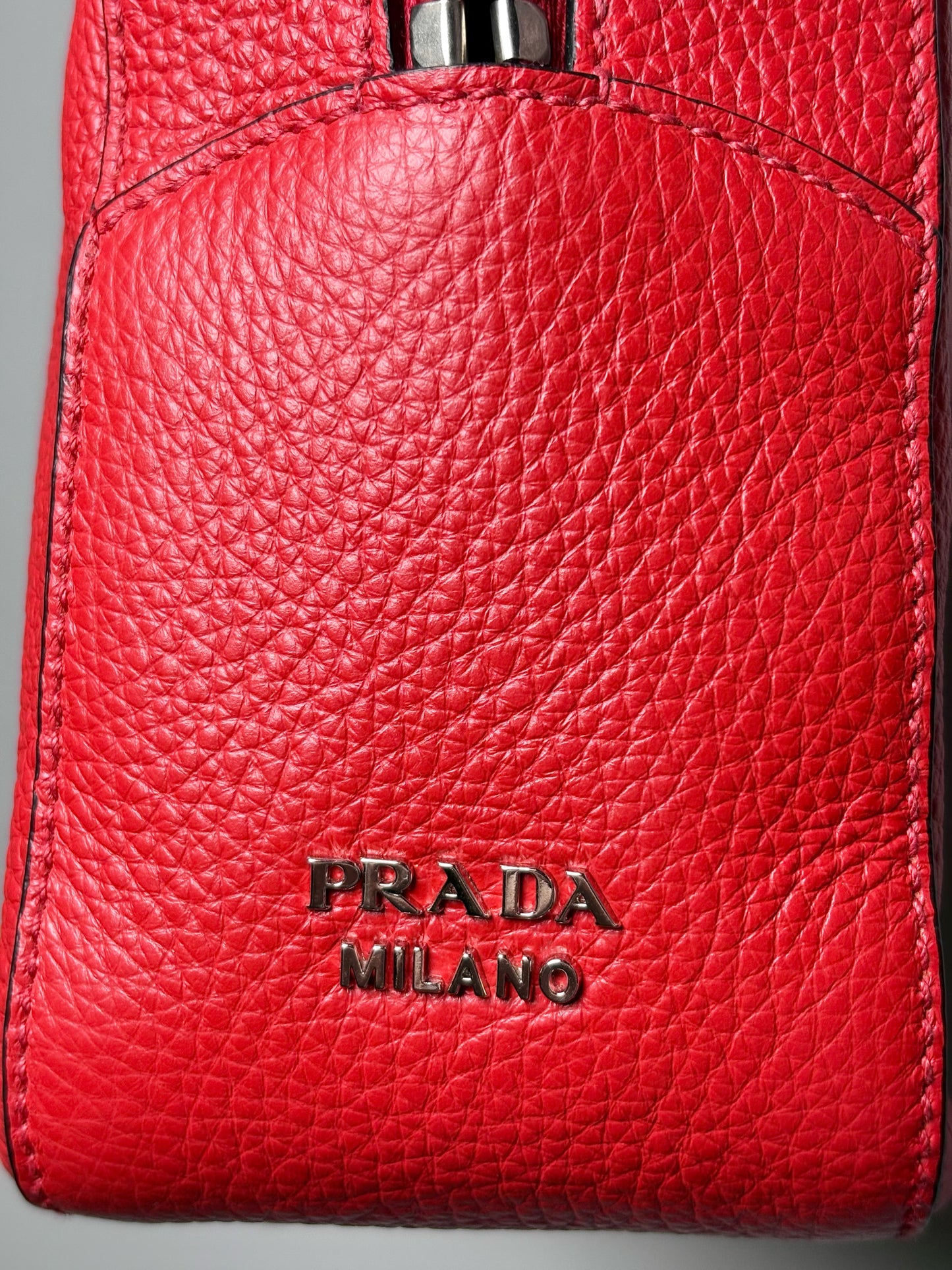 Women's Prada Vitello Daina Silver Grommets Leather Pre-owned Red Bag