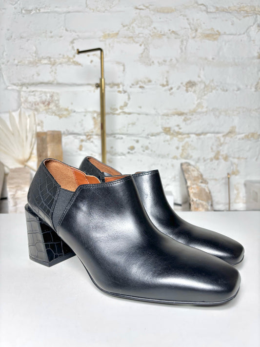 W Shoe Size 6 Vionic Black Leather NWT Heels
