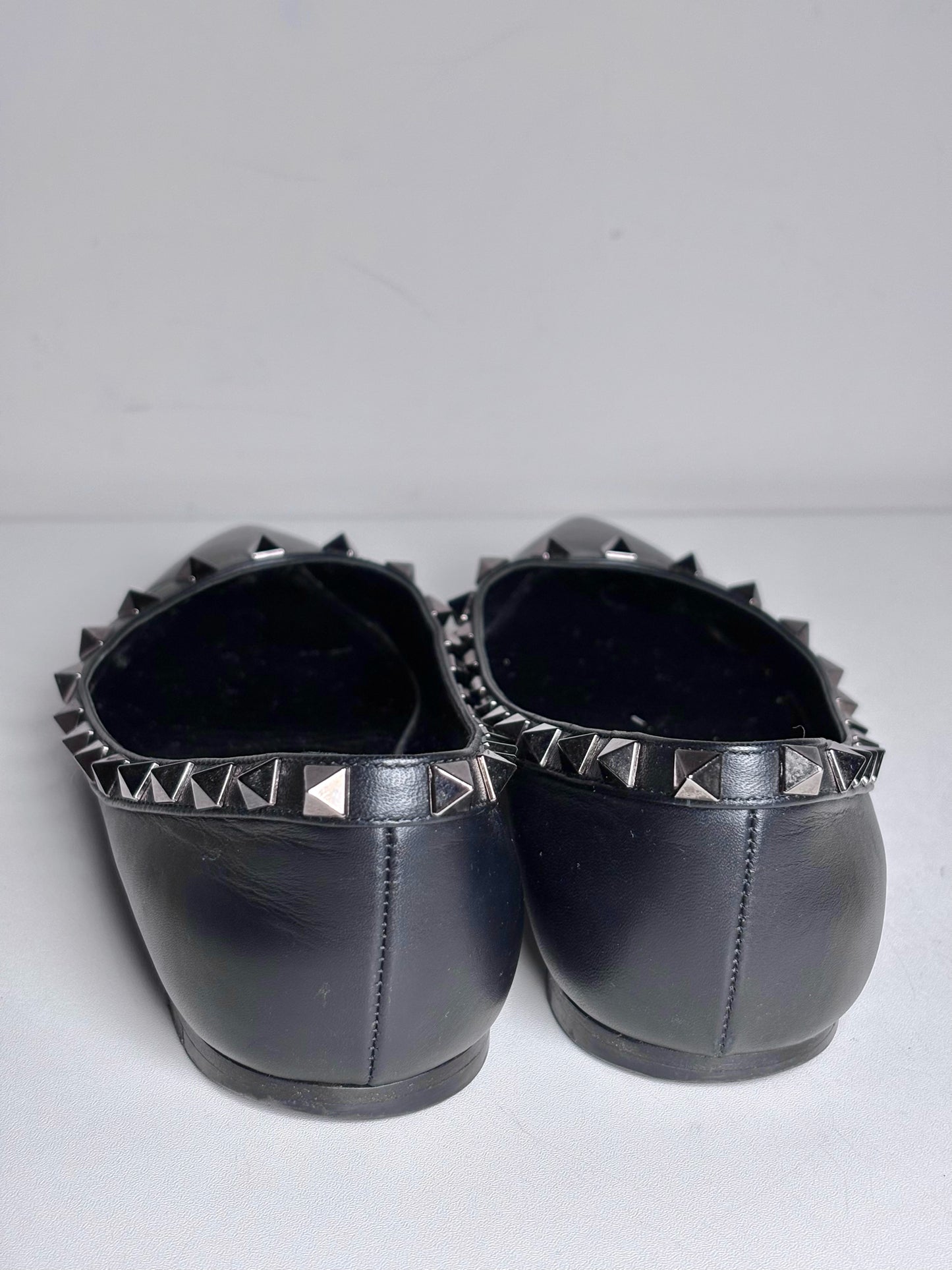 W Shoe Size 36 (6, US) Valentino Garavani Black Leather Rockstud Pre-owned Flats
