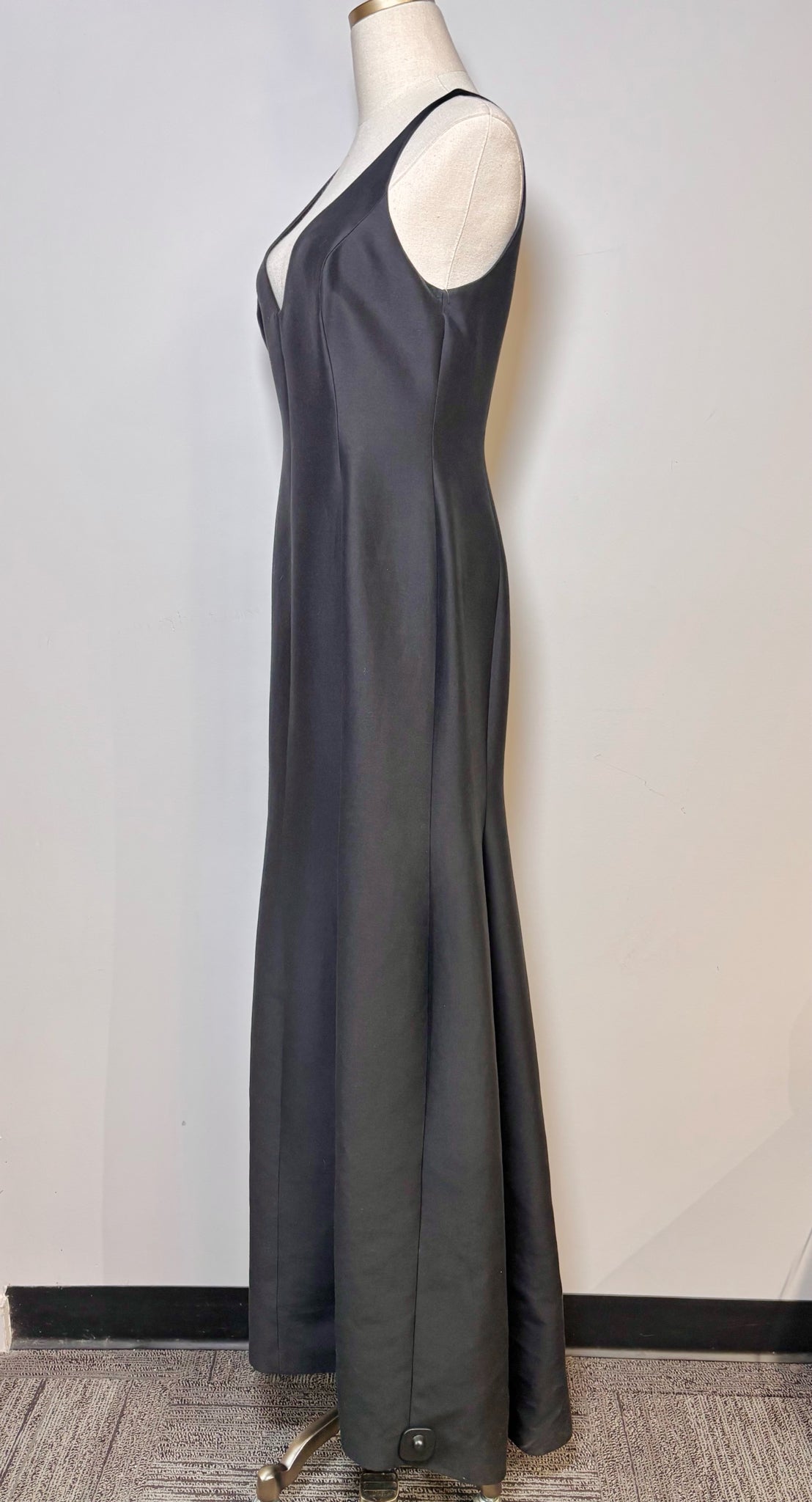 Women Size 6 Halston Heritage Black Solid Ball Gown