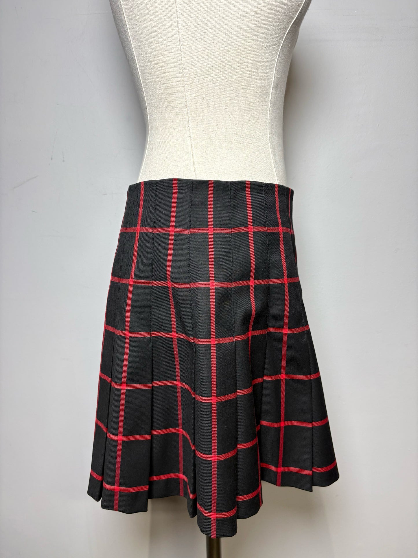 Women's Size 6 Alice + Olivia Black & Red Plaid Pleated Pre-Owned Mini Skirt