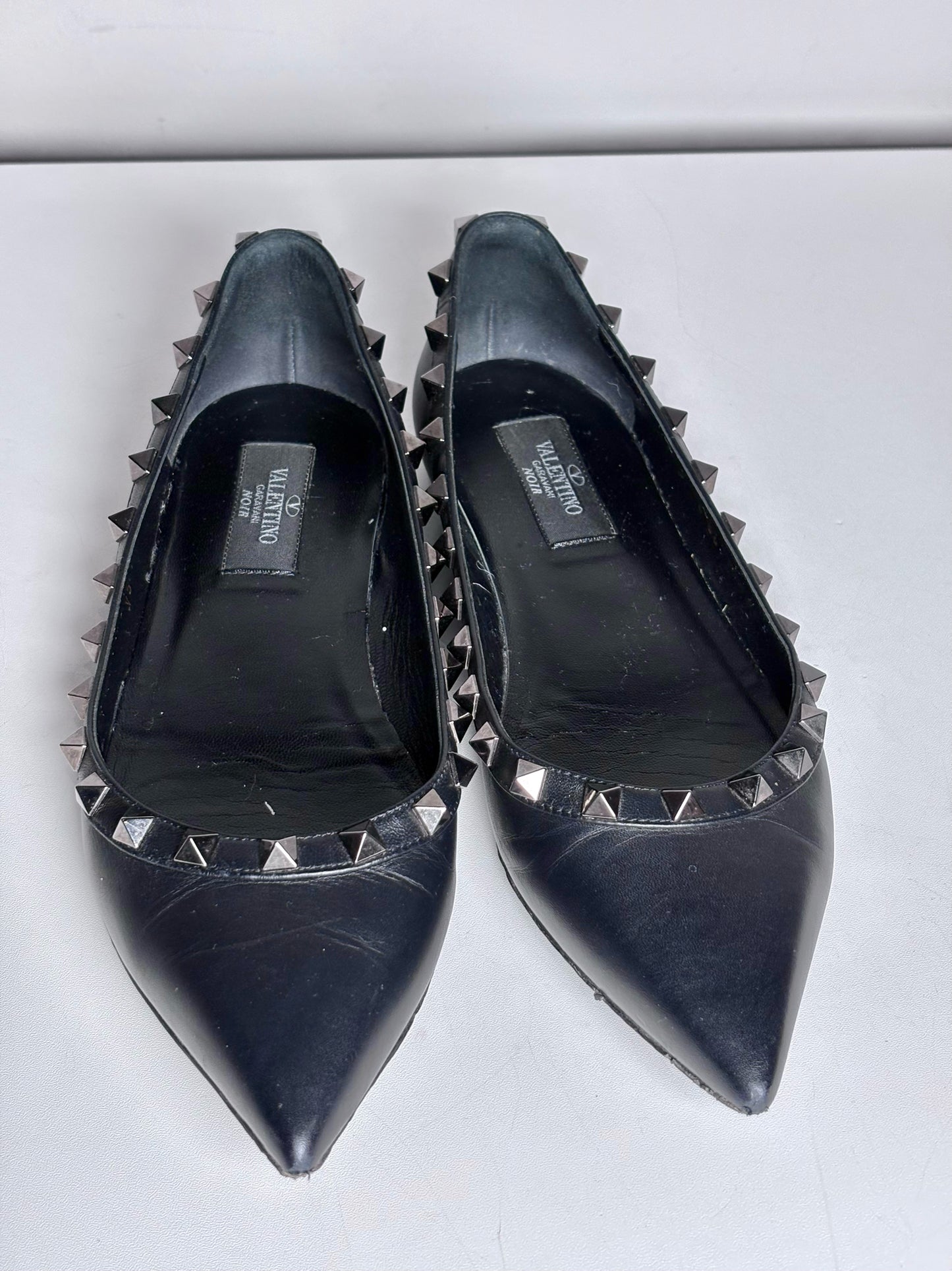 W Shoe Size 36 (6, US) Valentino Garavani Black Leather Rockstud Pre-owned Flats
