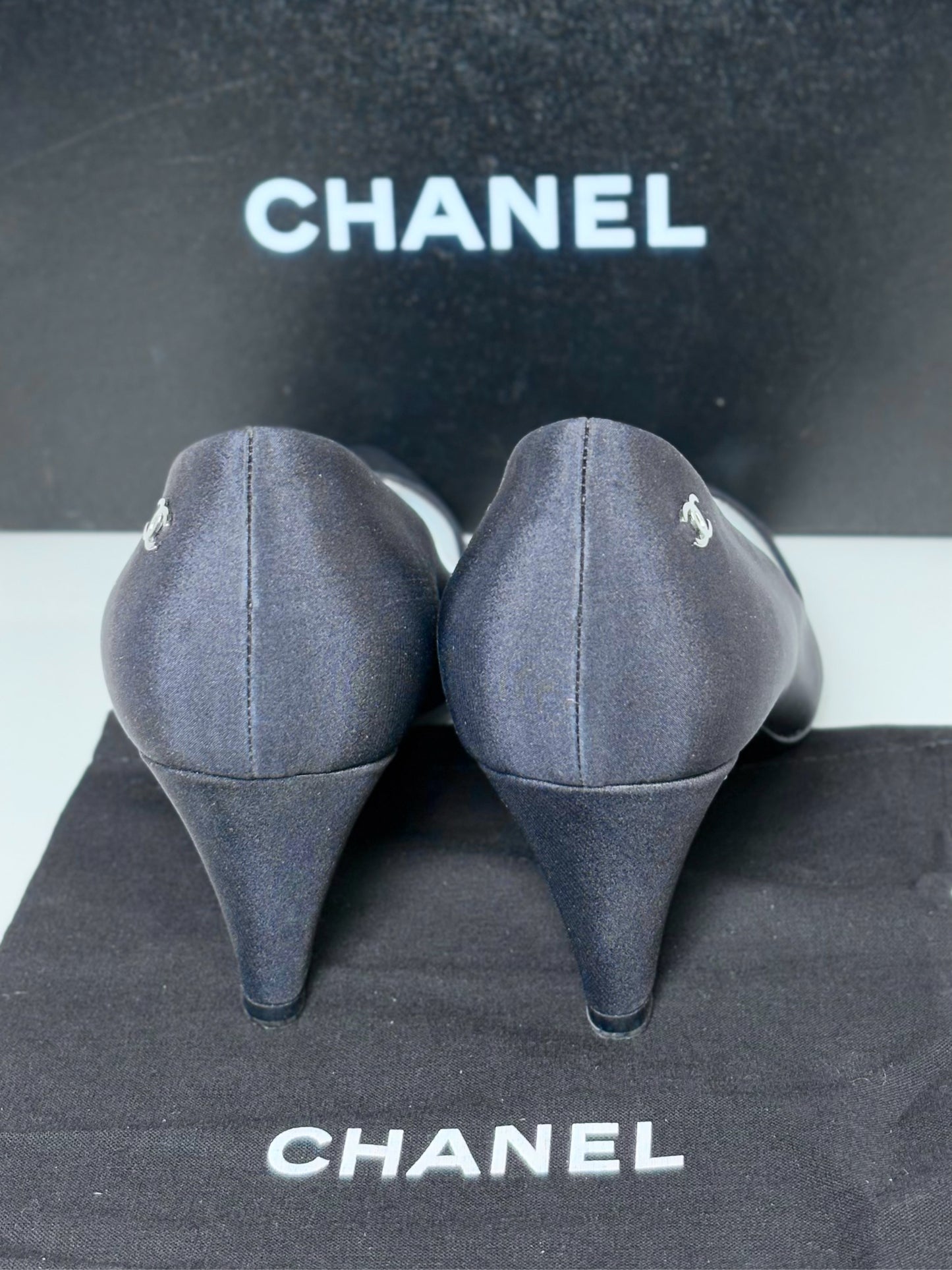 W Shoe Size 39 (8 - 8.5) Chanel Black Crepe Silk Pumps