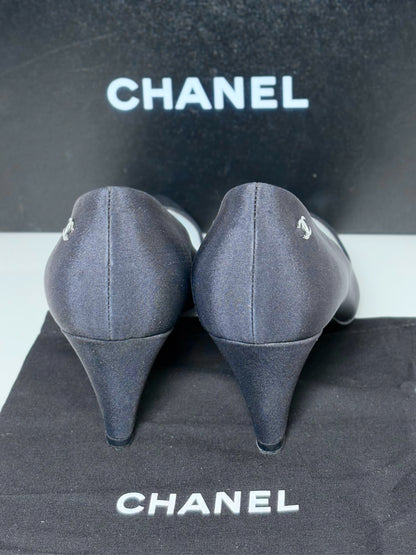 W Shoe Size 39 (8 - 8.5) Chanel Black Crepe Silk Pumps