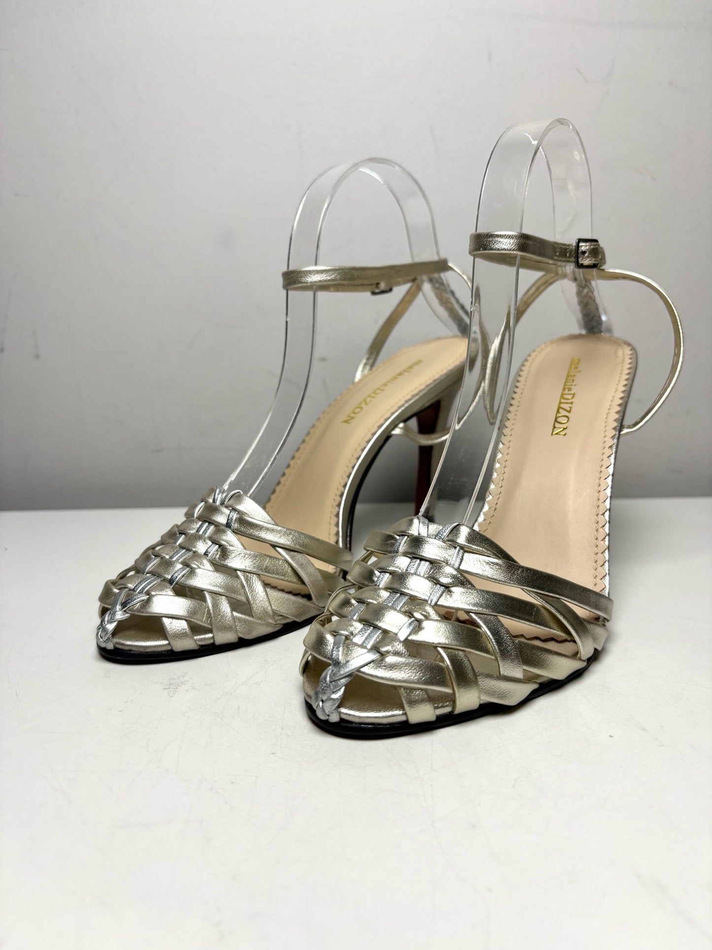 Women's Shoe Size 8 Melanie Dizon Invitto Metallic Silver Woven Leather NWT Pre-Owned Heels