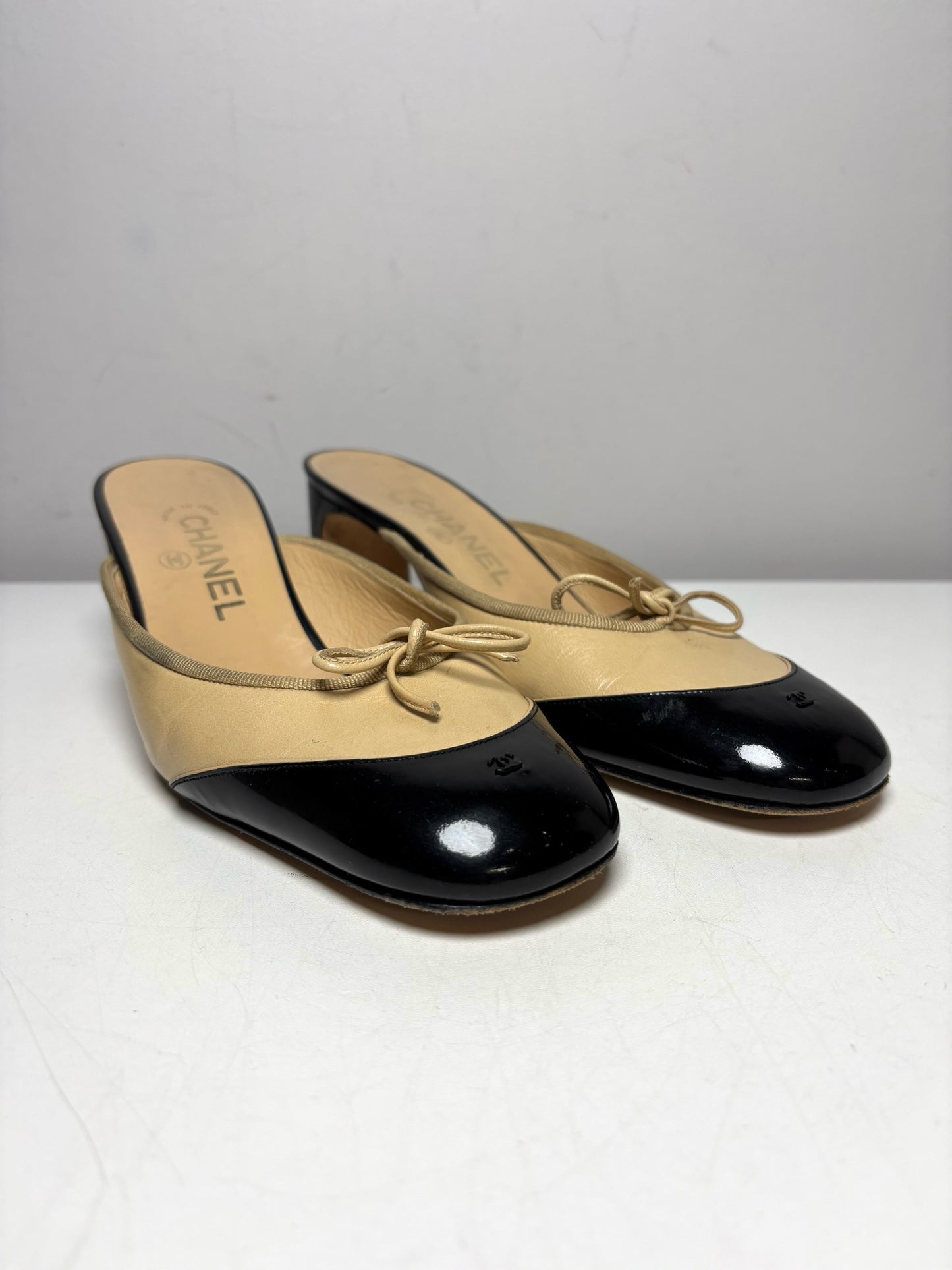 W Shoe Size 38.5 Chanel Tan Black Toe Combo Leather Vintage Mules
