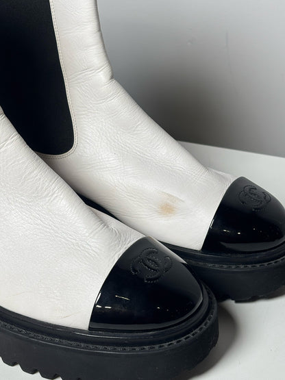 W Shoe Size 40 (10, US) Chanel White & Black Leather Calf Skin Boots