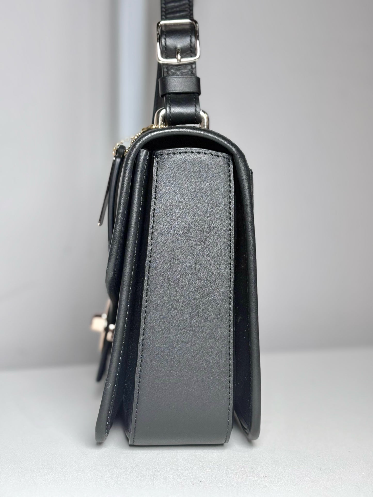 Women's Coach 2016 Page Shoulder Leather Pre-owned Black Bag