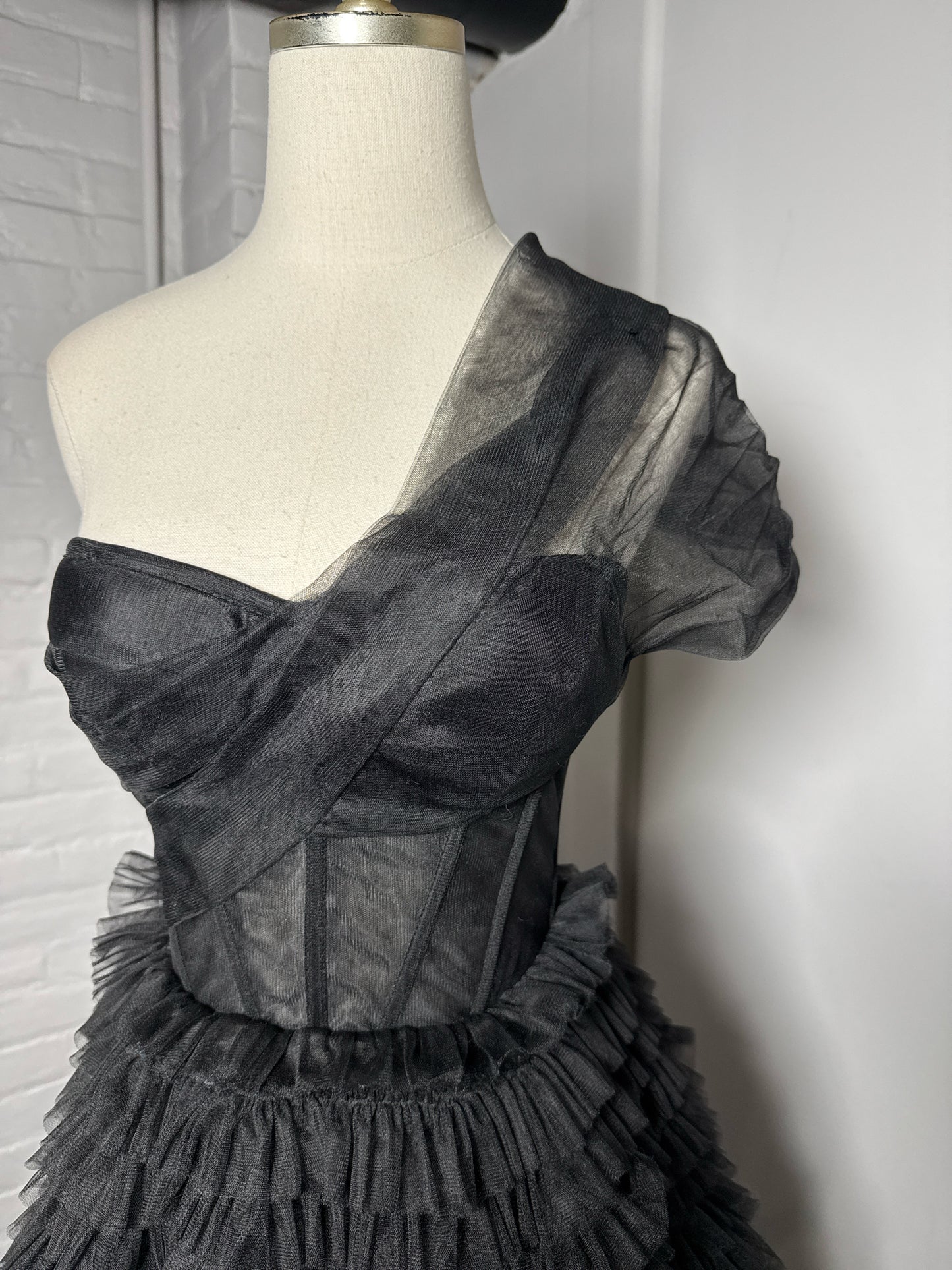 Women Size XS Milla Black Tulle Tiered One-Shoulder Gown