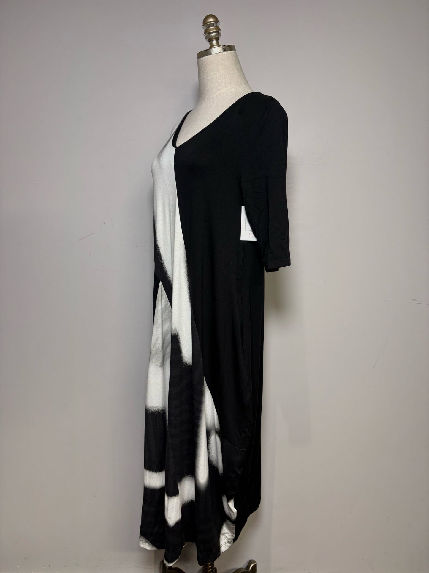 Women Size XS Ozai N Ku Black & White Viscose & Elastane NWT Pre-Owned Cocoon Midi Dress