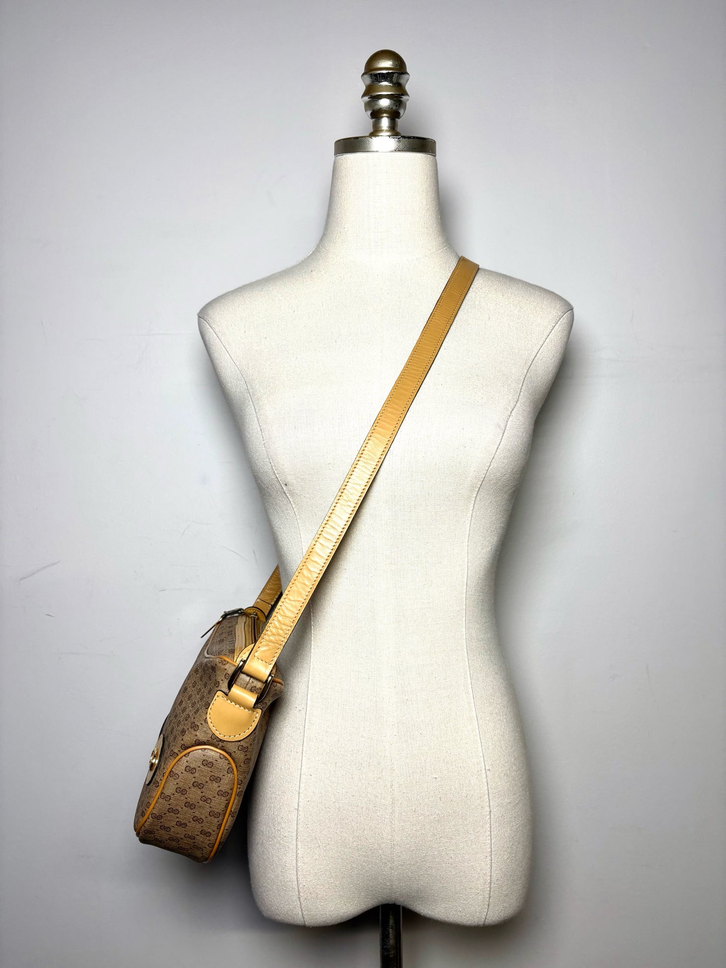 Gucci Monogram Vintage Coated Canvas Pre-owned Beige, Tan Small Purse