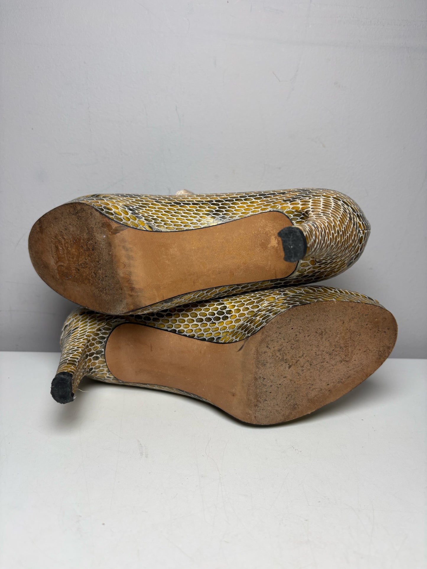 Women's Size 8 Stuart Weitzman Plainfield Yellow Snake Embossed Leather Pre-Owned Heels
