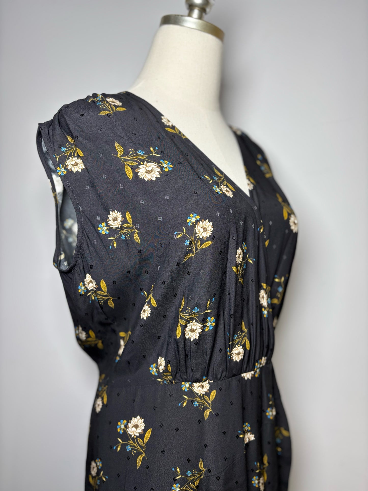 Women Size 10 Veronica Beard Black Floral Midi Silk Blend Dress