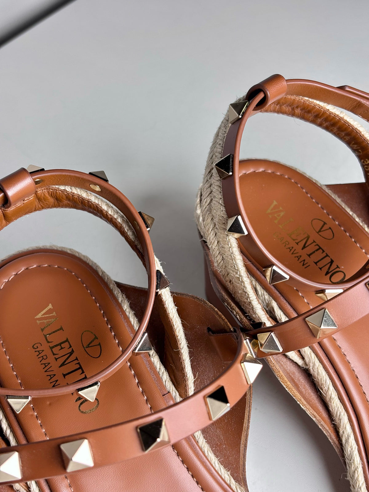 Vlado Valentino Mid Brown Leather size 8.5 W Shoe Size 38.5 (8.5) Valentino Garavani Brown Rockstud  main image 3