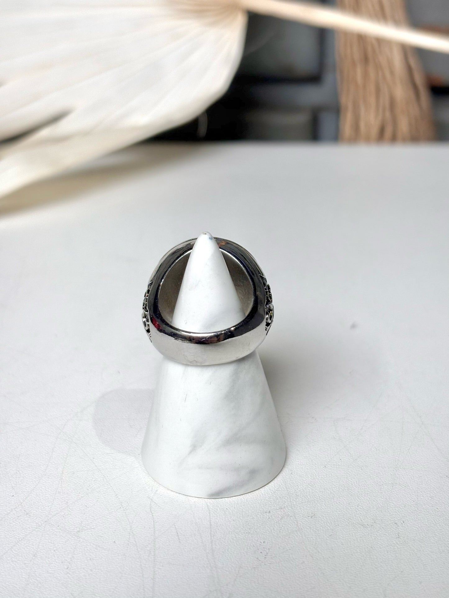 No Label Silver 8 Wolf Medallion Ring