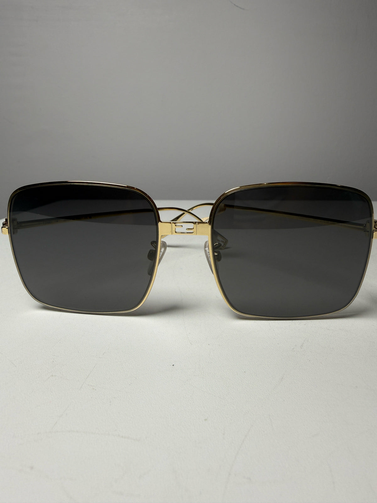 Fendi Baguette FE40123U Women's Pre-owned Gold Metal Rectangle Sunglasses