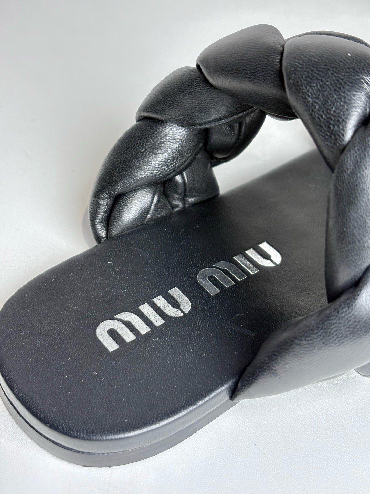 W Shoe Size 38 (8 US) Miu Miu Black Leather Women's Pre-owned Sandals