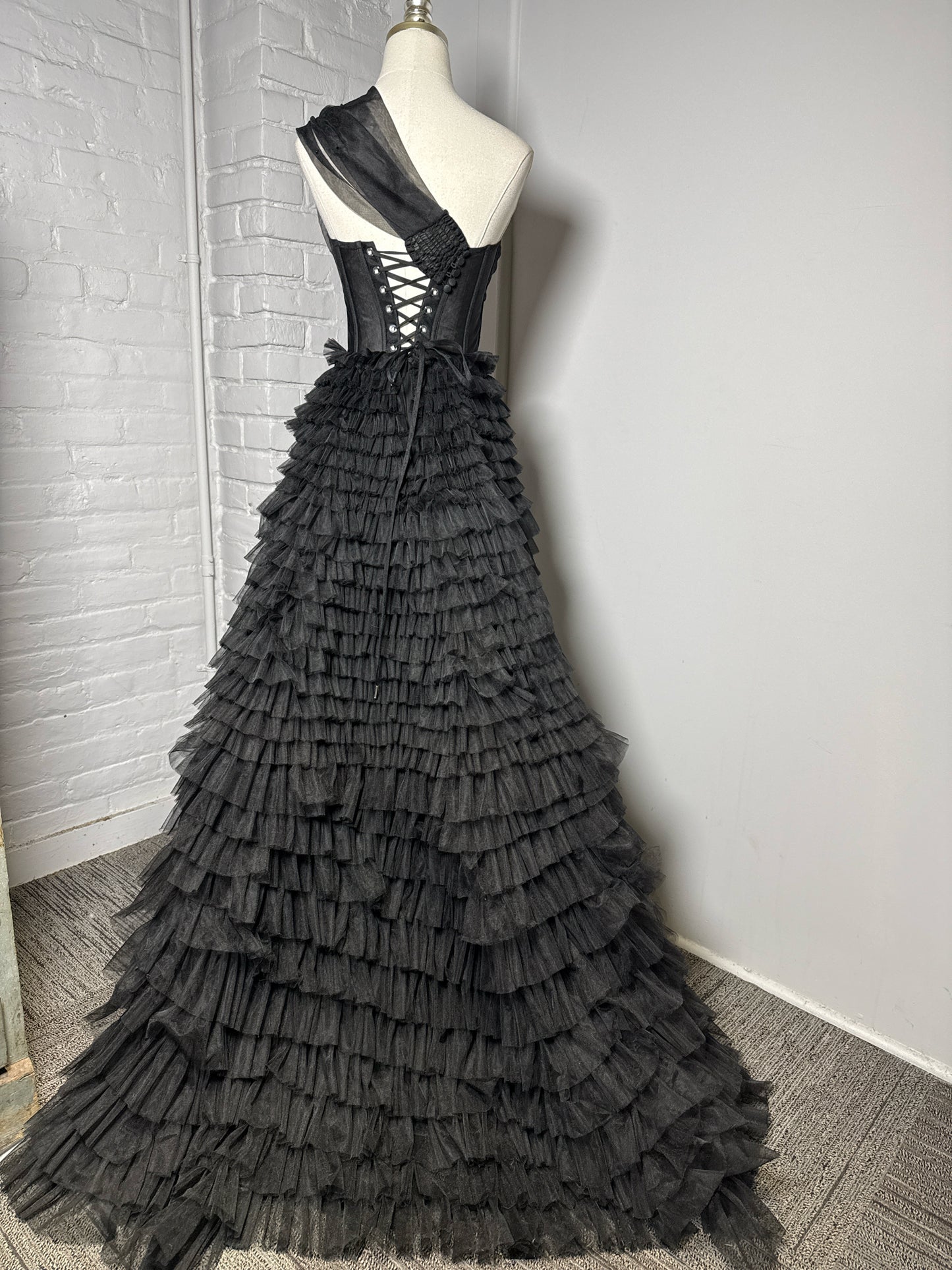Women Size XS Milla Black Tulle Tiered One-Shoulder Gown