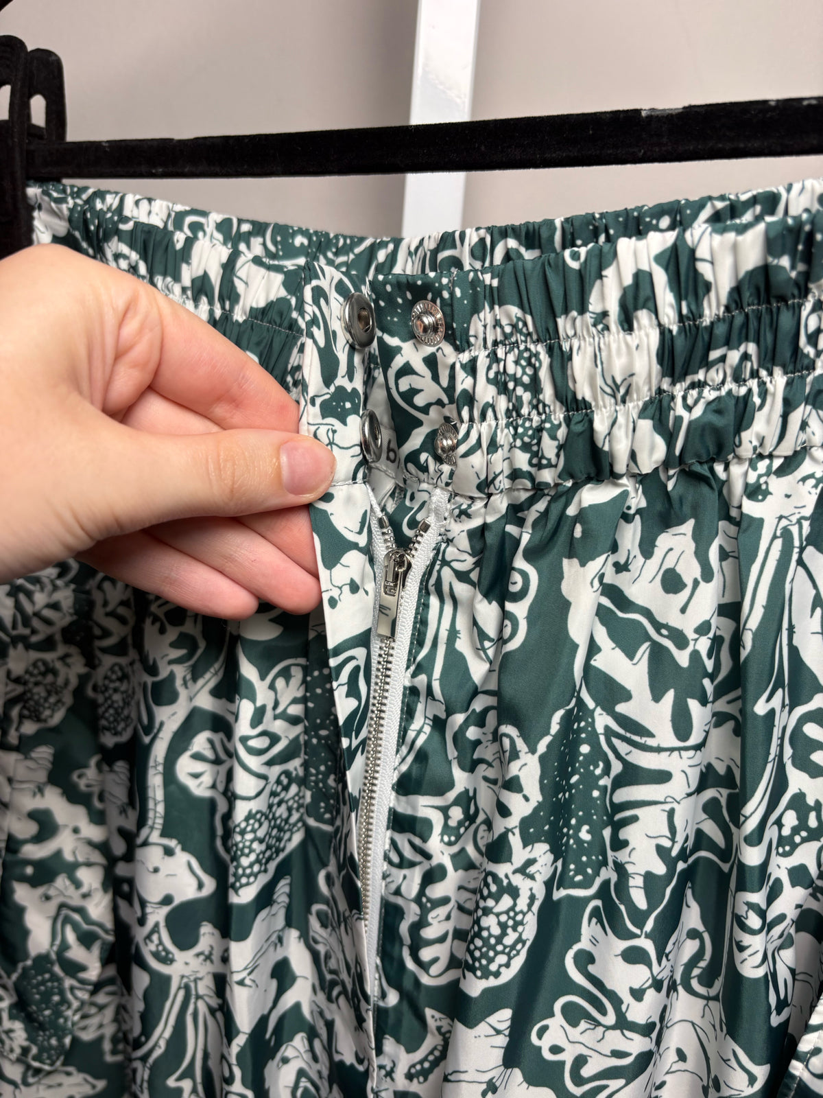 Women's Size L Tibi Green & White Batik Print Recycled Nylon Pre-Owned Full Skirt