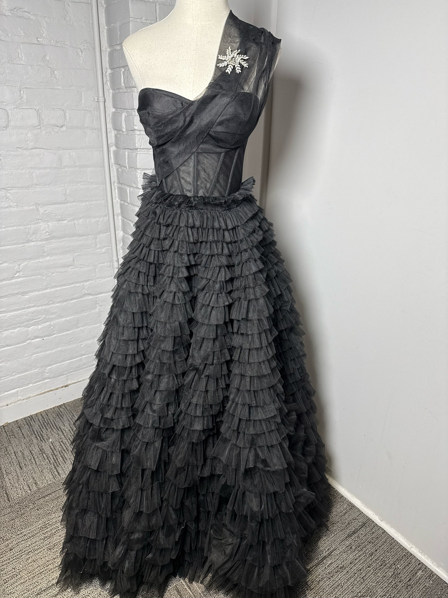 Women Size XS Milla Black Tulle Tiered One-Shoulder Gown
