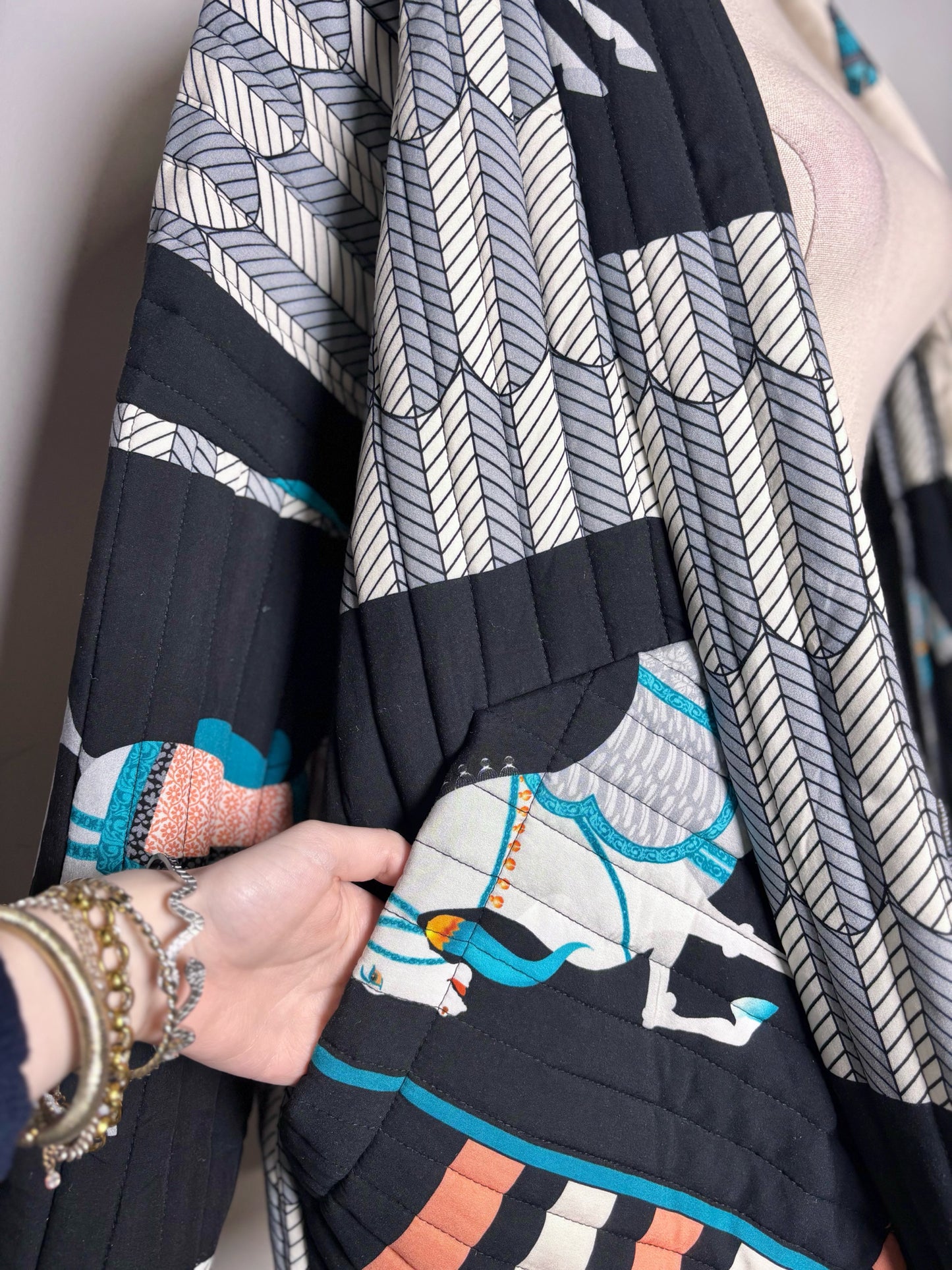 Women Size One Size Lola Multi-Color Print 100% Viscose Pre-owned, NWT Jacket