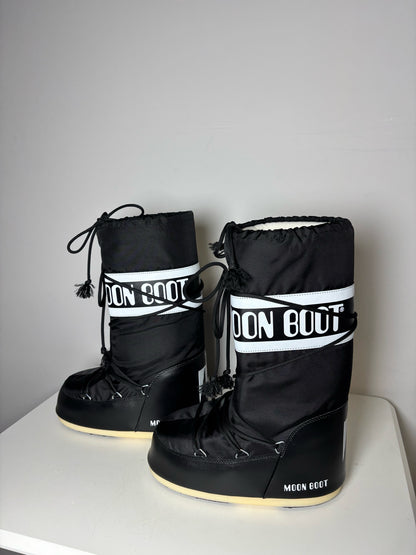W Shoe Size 7 Moon Boot Black & White Nylon Boots