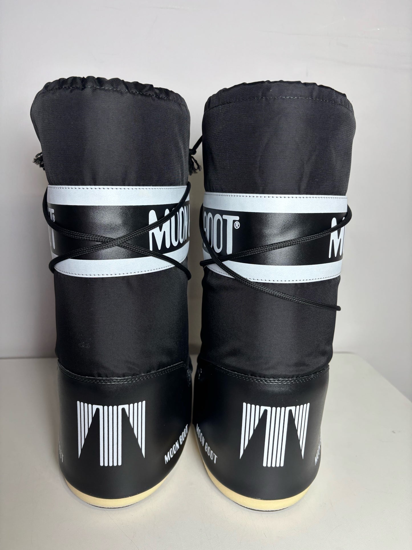 W Shoe Size 7 Moon Boot Black & White Nylon Boots