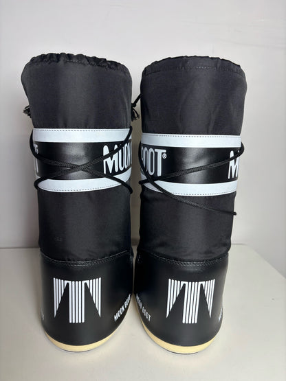 W Shoe Size 7 Moon Boot Black & White Nylon Boots