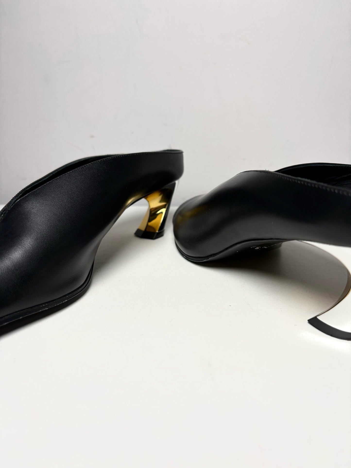 Women's Shoe Size 39 Alexander McQueen Armadillo 55 Black Leather Pre-Owned Mule Kitten Heels
