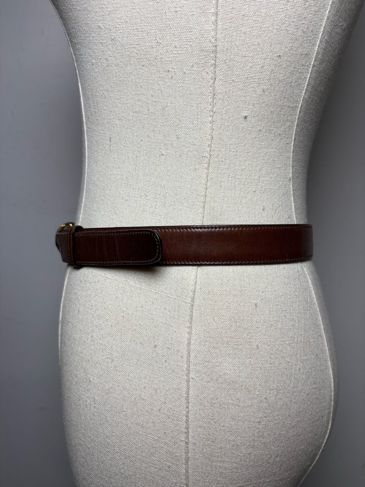 Women's Size 70/28 (XS) Gucci Vintage 1970s/1980s Brown Leather Gold-Tone Logo Buckle Pre-Owned Belt