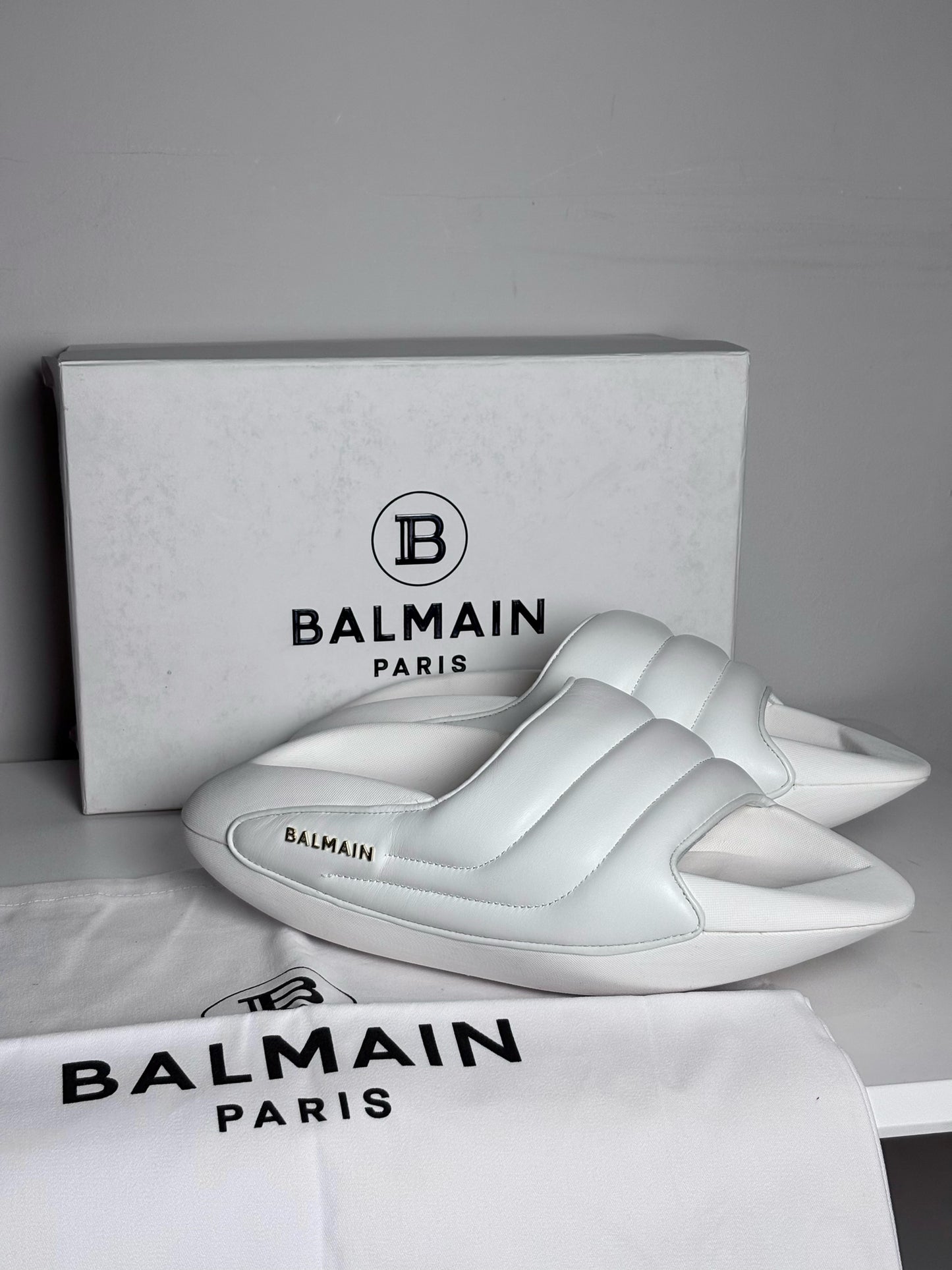 W Shoe Size 40 (10, US) Balmain White Leather, Rubber Lambskin Pre-owned Sandals