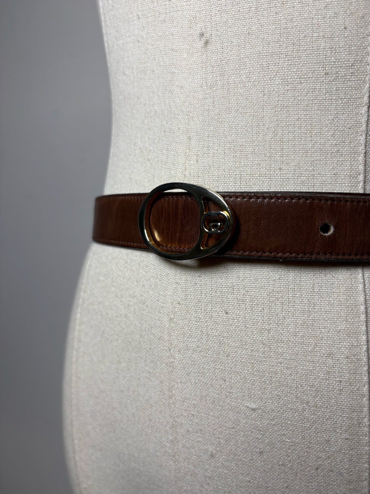 Women's Size 70/28 (XS) Gucci Vintage 1970s/1980s Brown Leather Gold-Tone Logo Buckle Pre-Owned Belt