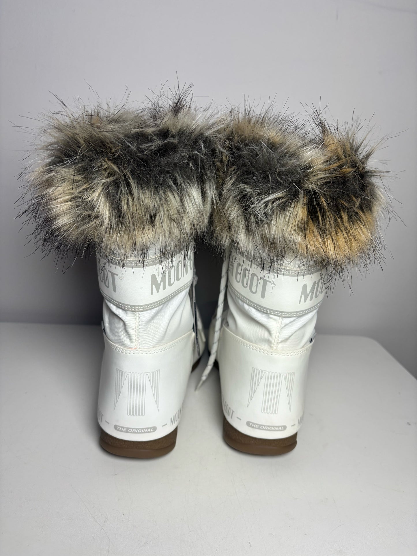 W Shoe Size 7.5 Moon Boot White Faux Fur Shell Snow Boots