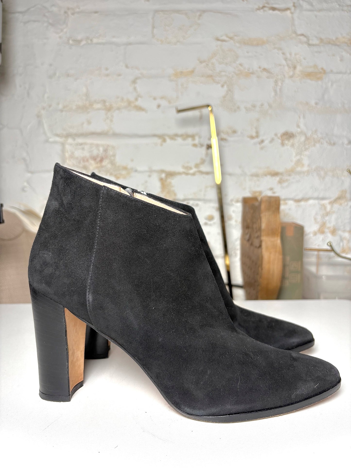 W Shoe Size 40 (10, US) Manolo Blahnik Black Suede Pre-owned Ankle Boots