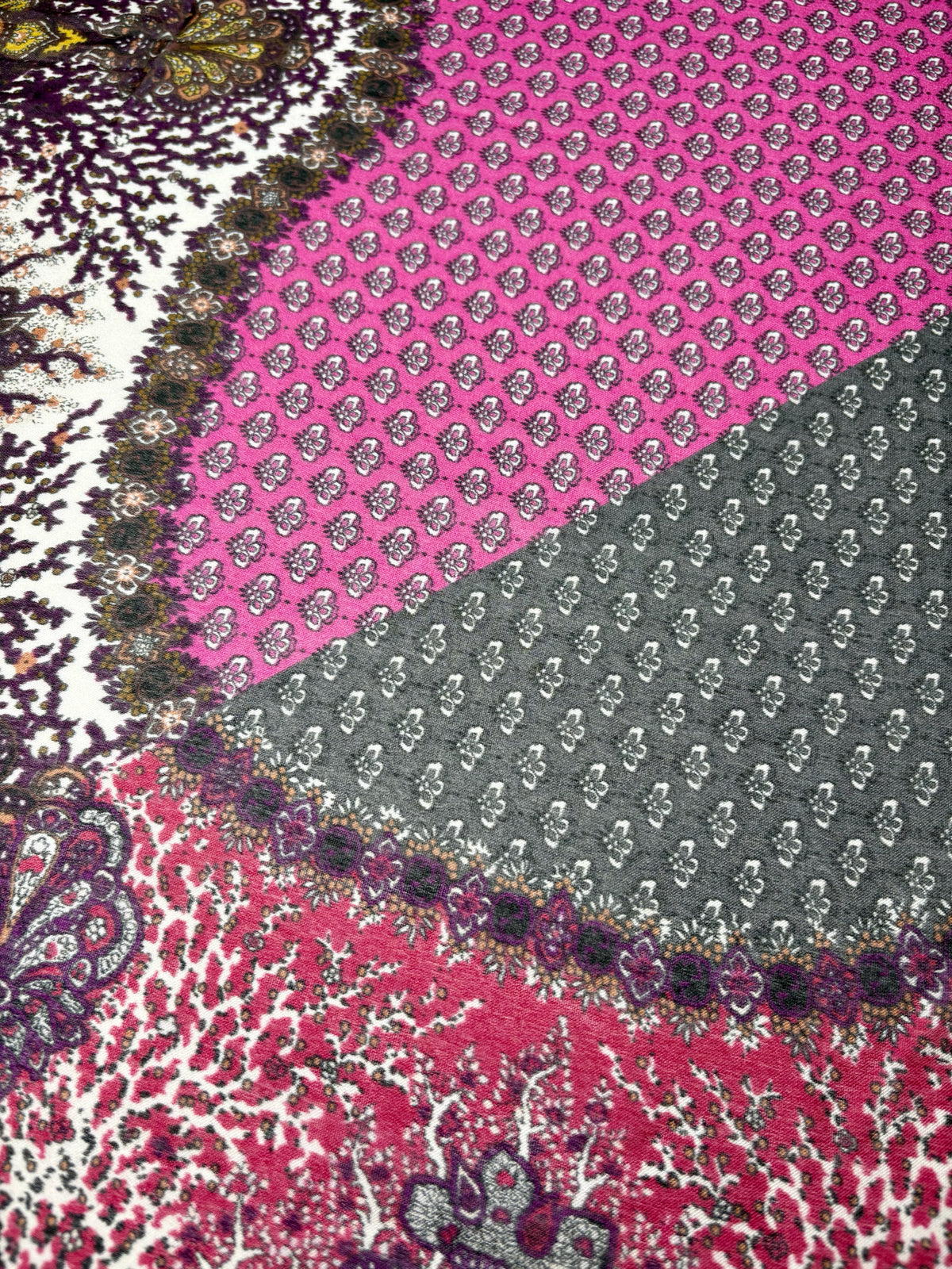 Women's Authentic Gucci Purple Multicolor Paisley Silk Blend NWT Pre-Owned Square Scarf