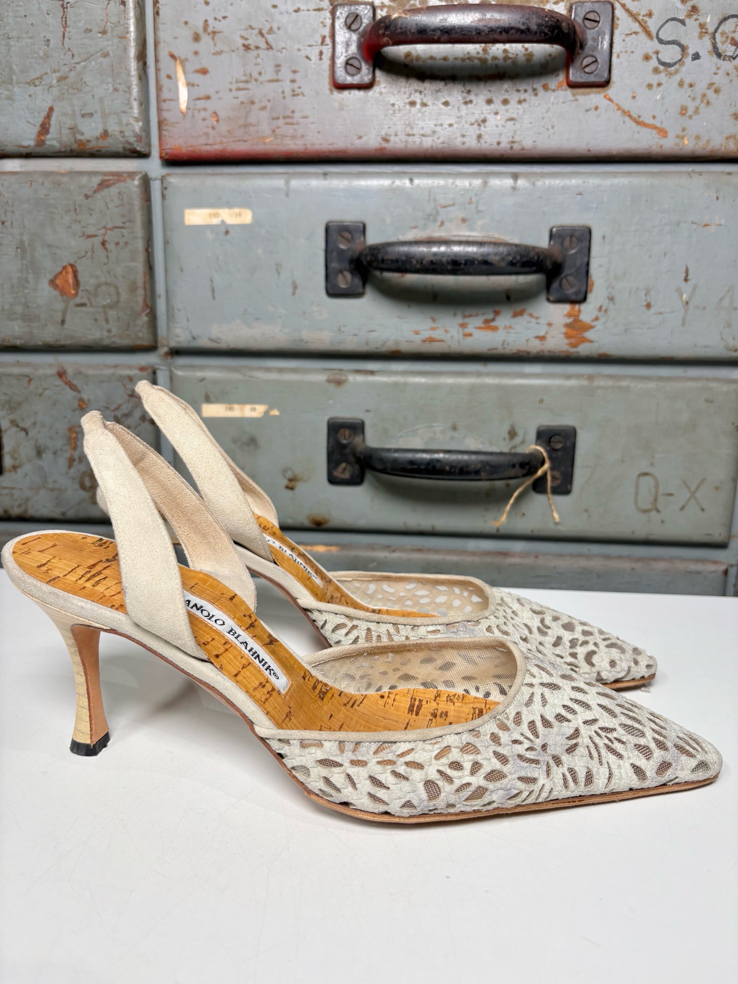 W Shoe Size 40 (10, US) Manolo Blahnik Cream Suede Vintage Slingbacks