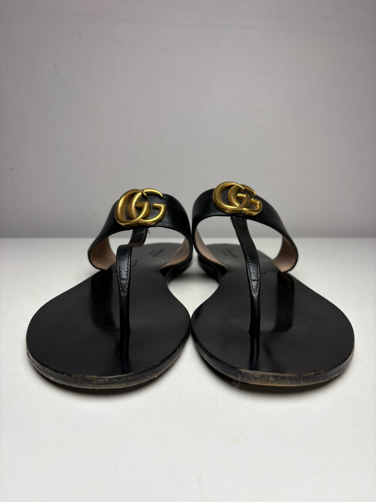 Women's Shoe Size 41 Gucci GG Marmont Black Leather Pre-Owned T-Strap Sandals