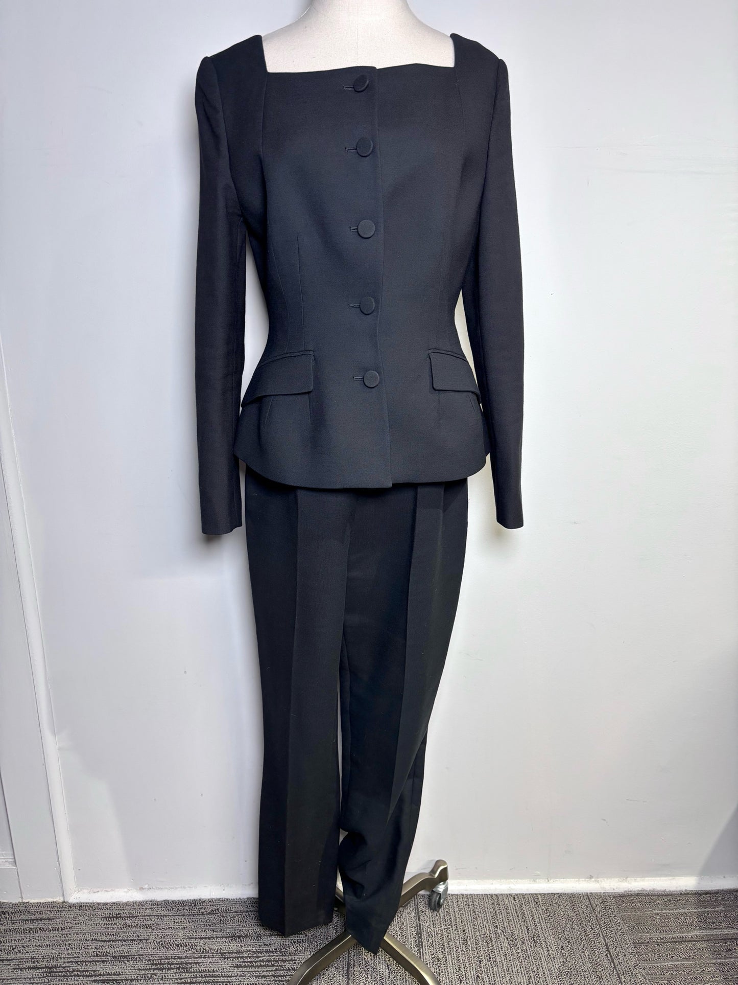 Women Size 8 Ralph Lauren Purple Label Black Solid Pre-owned Wool Suit