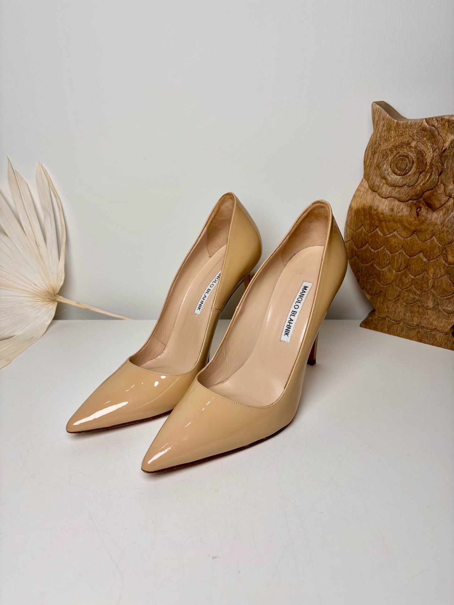 W Shoe Size 38 (7.5) Manolo Blahnik Tan Leather Patent Heels