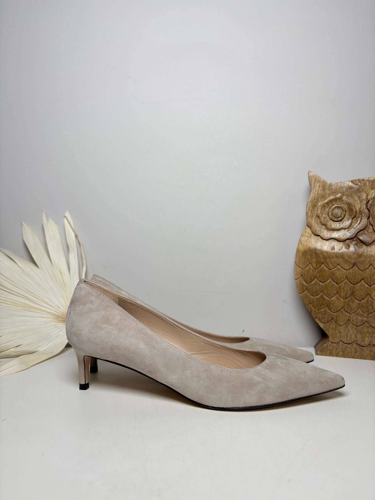 W Shoe Size 8.5 Stuart Weitzman Off White Suede Pointed Toe Pumps