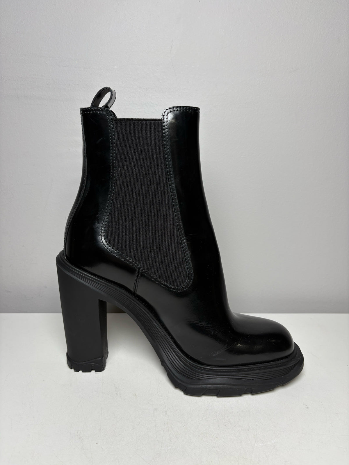 Women's Size 38 Alexander McQueen Tread Heeled Chelsea Black Calfskin Leather NWOT Pre-Owned Boots